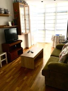 een woonkamer met een bank en een salontafel bij EL RINCÓN DE TORRENUEVA in Zaragoza