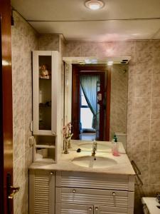 een badkamer met een wastafel en een spiegel bij EL RINCÓN DE TORRENUEVA in Zaragoza