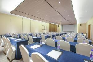 The business area and/or conference room at Holiday Inn Express Hangzhou East Station, an IHG Hotel