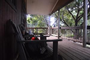 een veranda met twee tafels en stoelen op een terras bij Hippo Retreat & Tiger Fishing Komatipoort in Komatipoort