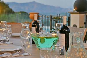 una mesa con dos botellas de vino y copas en Bellavista Etna, en Mascali