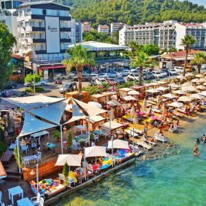 una vista aérea de una playa con sombrillas y sillas en HEAVEN BEACH OTEL, en Marmaris