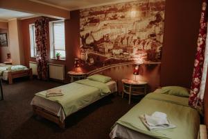 厄爾科的住宿－Dos Patos，酒店客房带两张床和壁画