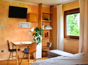Schlafzimmer mit einem Schreibtisch, einem Bett und einem Tisch in der Unterkunft Mediterran-Skandinavisch - Outdoorwhirlpool ganzjährig in Burgthann