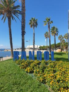 バンドールにあるBandol Dantonの椰子の木や花の咲く浜辺の看板