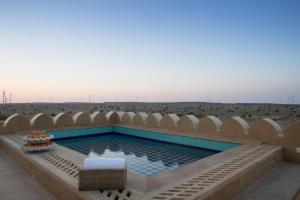 A piscina localizada em Suryagarh Jaisalmer ou nos arredores