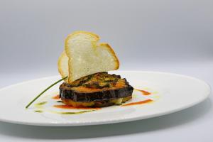 un plato de comida con un trozo de pan. en Hotel La Ginestra en Acqualagna