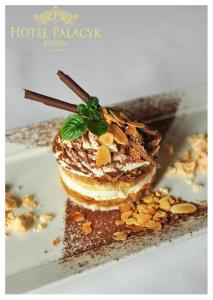 - un dessert assis au-dessus d'une assiette blanche dans l'établissement Hotel Pałacyk Konin, à Konin