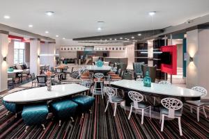 En restaurant eller et spisested på Holiday Inn Express & Suites - Charlotte Airport, an IHG Hotel