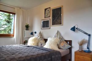 zwei Hunde auf einem Bett in einem Schlafzimmer in der Unterkunft Mediterran-Skandinavisch - Outdoorwhirlpool ganzjährig in Burgthann