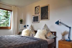 two dogs sitting on a bed in a bedroom at Mediterran-Skandinavisch - Outdoorwhirlpool ganzjährig in Burgthann
