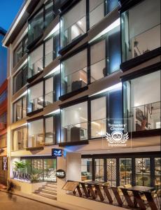 un edificio alto con sillas delante en The Westist Hotel & Spa - Special Category, en Estambul