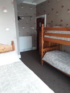 een slaapkamer met twee stapelbedden in een kamer bij Witton house in Blackpool