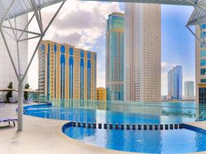 Bazén v ubytování Pullman Sharjah nebo v jeho okolí