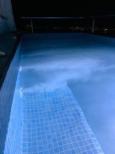 Bazen v nastanitvi oz. blizu nastanitve Lux house with outdoor jacuzzi and sea view in Santorini