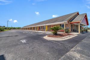 an empty parking lot in front of a building at Econo Lodge in Santee