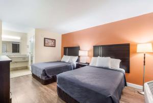 Un pat sau paturi într-o cameră la Econo Lodge