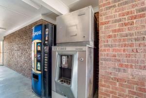 an atm machine sitting next to a brick wall at Econo Lodge in Santee +13 photos