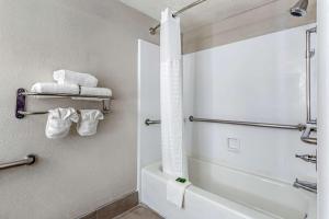 Un baño con bañera y ducha con toallas. en Clarion Pointe Raleigh Midtown, en Raleigh 21 fotos más