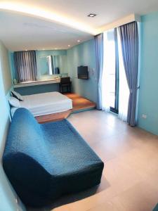 um quarto de hotel com duas camas e um espelho em Green Bay B&B em Magong