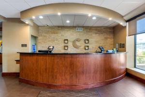 um grande átrio com uma grande recepção em madeira em Comfort Inn & Suites Macon West em Macon