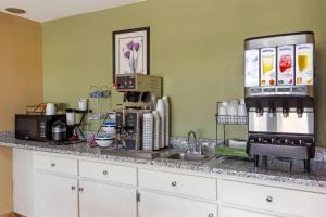 une cuisine avec un comptoir et un café dans l'établissement Econo Lodge Belton - Kansas City South, à Belton