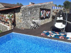 ein Haus mit Swimmingpool neben einem Gebäude in der Unterkunft Casa do Trapo in Abrantes