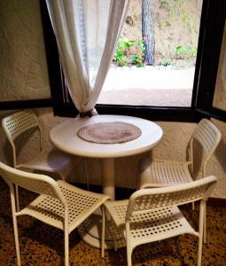 mesa y sillas con mesa y ventana en Dialiskari #2, en Limniónas