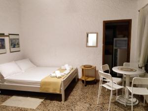 a bedroom with a bed and a table and chairs at Dialiskari #2 in Limnionas