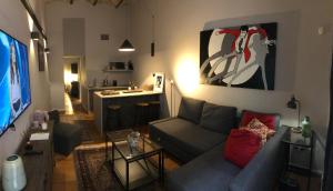 uma sala de estar com um sofá azul e uma cozinha em Home in Trast em Roma
