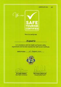 um envelope verde com um logótipo certificado de turismo seguro em Acquario Guesthouse em Praslin