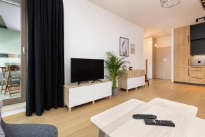 TV a/nebo společenská místnost v ubytování Apartamenty Garnizon Doskonała Lokalizacja Gdańsk by Noclegi Renters