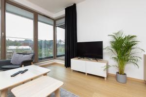 TV a/nebo společenská místnost v ubytování Apartamenty Garnizon Doskonała Lokalizacja Gdańsk by Noclegi Renters