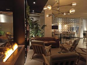 レオンにあるARVA Spa Parísのリビングルーム(暖炉、ソファ付)