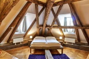 Postel nebo postele na pokoji v ubytování Three Golden Crowns Apartments