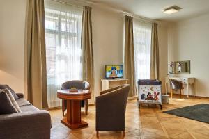 TV a/nebo společenská místnost v ubytování Three Golden Crowns Apartments