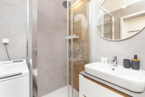 Koupelna v ubytování Apartamenty Garnizon Doskonała Lokalizacja Gdańsk by Noclegi Renters