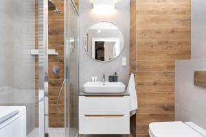 Koupelna v ubytování Apartamenty Garnizon Doskonała Lokalizacja Gdańsk by Noclegi Renters