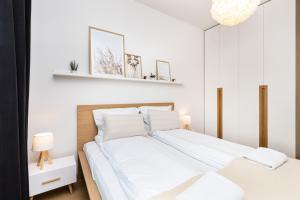 Tempat tidur dalam kamar di Apartamenty Garnizon by Renters