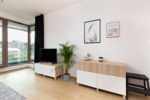 TV a/nebo společenská místnost v ubytování Apartamenty Garnizon Doskonała Lokalizacja Gdańsk by Noclegi Renters