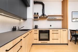 Kuchyň nebo kuchyňský kout v ubytování Apartamenty Garnizon Doskonała Lokalizacja Gdańsk by Noclegi Renters
