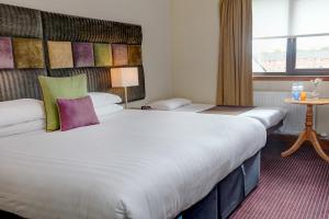 Habitación de hotel con 2 camas y mesa en Best Western The Hilcroft Hotel West Lothian, en Whitburn