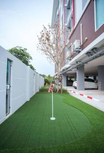 trawnik putting green na dziedzińcu budynku w obiekcie พรเจริญเพลส w mieście Chachoengsao