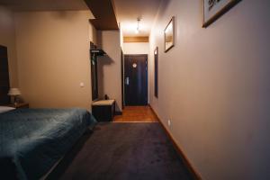 um quarto com uma cama e um corredor com uma porta em Crystal Hotel em Estosadok