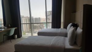 En eller flere senger på et rom på Horizon Manor Hotel