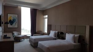En eller flere senger på et rom på Horizon Manor Hotel