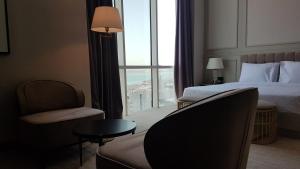 En eller flere senger på et rom på Horizon Manor Hotel