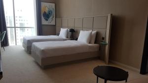 En eller flere senger på et rom på Horizon Manor Hotel
