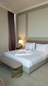 En eller flere senger på et rom på Horizon Manor Hotel