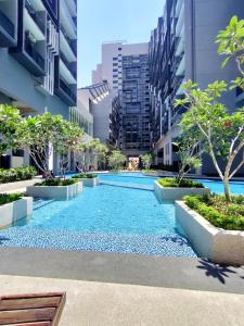 una piscina en medio de un edificio en Imperio Homestay Private Bathtub-FreeParking & Wifi en Melaka